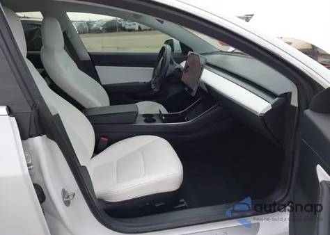 2018 Tesla Model 3 Long Range/Performance z USA, uszkodzony, nr VIN 5YJ3E1EB3JF074630